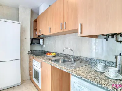 Una cocina o zona de cocina en Apartamento céntrico en S'agaró con balcón y estacionamiento - ES-298-28