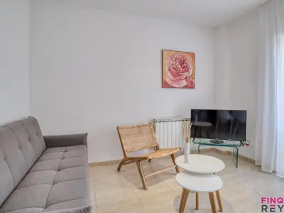 Una televisión o centro de entretenimiento en Apartamento céntrico en S'agaró con balcón y estacionamiento - ES-298-28