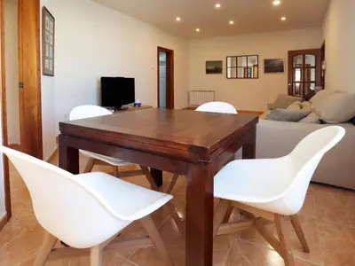 Una televisión o centro de entretenimiento en Apartamento céntrico en Sant Feliu de Guíxols con aire acondicionado, para 4 personas - ES-298-19