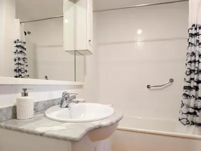 Un baño de Apartamento céntrico en Sant Feliu de Guíxols con aire acondicionado, para 4 personas - ES-298-19