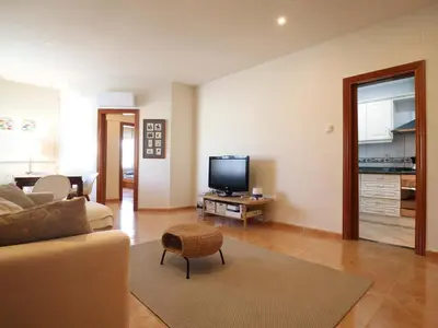 Una televisión o centro de entretenimiento en Apartamento céntrico en Sant Feliu de Guíxols con aire acondicionado, para 4 personas - ES-298-19
