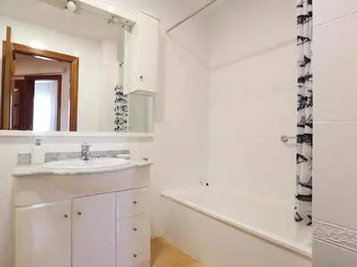 Un baño de Apartamento céntrico en Sant Feliu de Guíxols con aire acondicionado, para 4 personas - ES-298-19