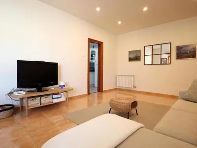 Una televisión o centro de entretenimiento en Apartamento céntrico en Sant Feliu de Guíxols con aire acondicionado, para 4 personas - ES-298-19