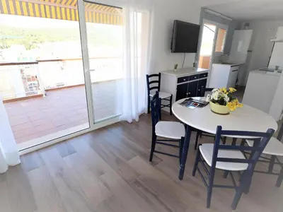 Una cocina o zona de cocina en Ático con terraza cerca del mar para 4 personas en San Felíu de Guíxols - ES-298-16