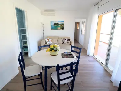 Zona de estar de Ático con terraza cerca del mar para 4 personas en San Felíu de Guíxols - ES-298-16