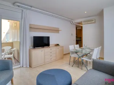 Una televisión o centro de entretenimiento en Apartamento acogedor en S'agaró con aparcamiento cerca de la playa - ES-298-26