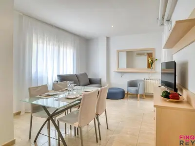 Una televisión o centro de entretenimiento en Apartamento acogedor en S'agaró con aparcamiento cerca de la playa - ES-298-26