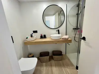 Un baño de Apartamento con vista al mar en Platja d'Aro, acceso directo a la playa - ES-298-35