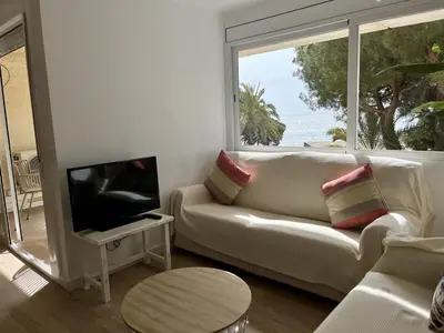 Una televisión o centro de entretenimiento en Apartamento con vista al mar en Platja d'Aro, acceso directo a la playa - ES-298-35