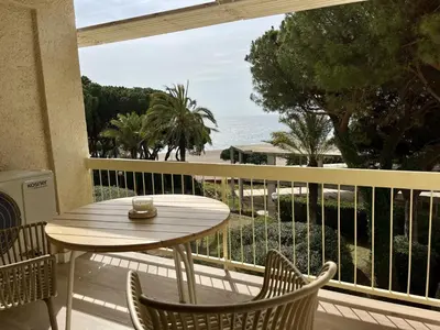 Un balcón o terraza de Apartamento con vista al mar en Platja d'Aro, acceso directo a la playa - ES-298-35
