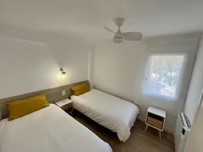 Cama o camas de una habitación en Apartamento con vista al mar en Platja d'Aro, acceso directo a la playa - ES-298-35