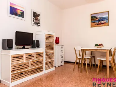 Una televisión o centro de entretenimiento en Apartamento a 100m de la playa con terraza, aparcamiento y vista lateral al mar - ES-298-30