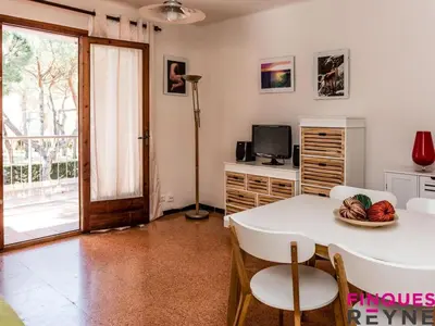 Una televisión o centro de entretenimiento en Apartamento a 100m de la playa con terraza, aparcamiento y vista lateral al mar - ES-298-30