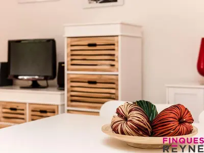 Una televisión o centro de entretenimiento en Apartamento a 100m de la playa con terraza, aparcamiento y vista lateral al mar - ES-298-30