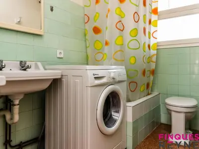 Un baño de Apartamento a 100m de la playa con terraza, aparcamiento y vista lateral al mar - ES-298-30