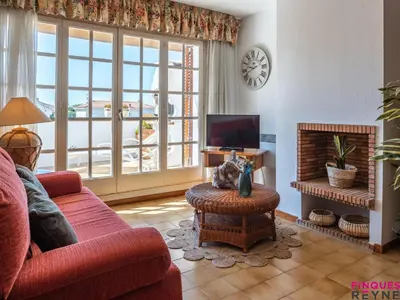 Una televisión o centro de entretenimiento en Apartamento 2 habitaciones con terraza y tenis, cerca de la playa - ES-298-36