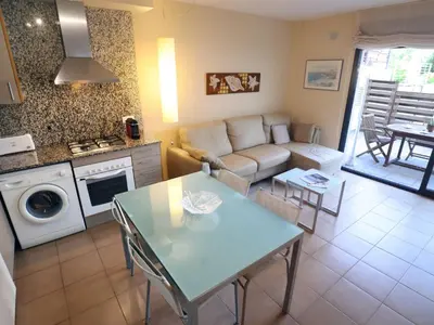 Una cocina o zona de cocina en Apartamento en planta baja en Sant Feliu de Guíxols, para 4 pers, con terraza y piscina - ES-298-29