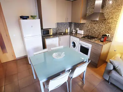 Una cocina o zona de cocina en Apartamento en planta baja en Sant Feliu de Guíxols, para 4 pers, con terraza y piscina - ES-298-29