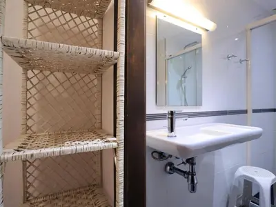 Un baño de Apartamento en Sant Feliu de Guíxols, admite mascotas, 4 personas, vistas al mar - ES-298-44