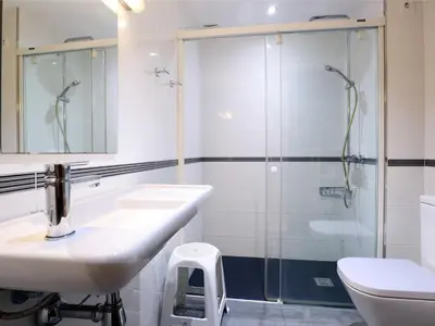 Un baño de Apartamento en Sant Feliu de Guíxols, admite mascotas, 4 personas, vistas al mar - ES-298-44