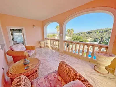 Un balcón o terraza de Villa familiar en S'Agaró con piscina privada - ES-298-53