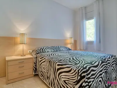 Cama o camas de una habitación en Apartamento céntrico en S'agaró con parking y balcón - ES-298-48