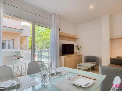 Una televisión o centro de entretenimiento en Apartamento céntrico en S'agaró con parking y balcón - ES-298-48