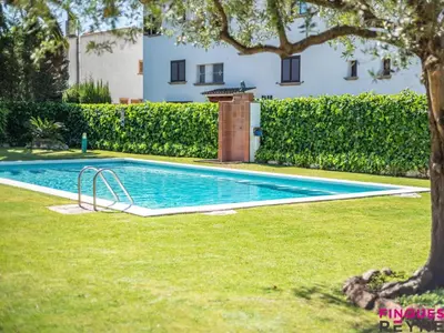 Piscina en o cerca de Apartamento en planta baja con jardín y acceso a piscina, cerca de playa de Sant Pol - ES-298-47