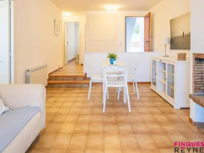 Una televisión o centro de entretenimiento en Apartamento en planta baja con jardín y acceso a piscina, cerca de playa de Sant Pol - ES-298-47