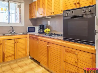 Una cocina o zona de cocina en Apartamento en planta baja con jardín y acceso a piscina, cerca de playa de Sant Pol - ES-298-47