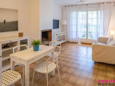 Una televisión o centro de entretenimiento en Apartamento en planta baja con jardín y acceso a piscina, cerca de playa de Sant Pol - ES-298-47