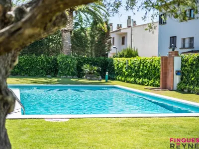 Piscina en o cerca de Apartamento en planta baja con jardín y acceso a piscina, cerca de playa de Sant Pol - ES-298-47
