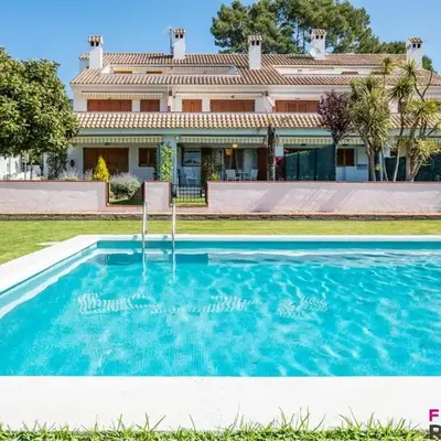 Apartamento en planta baja con jardín y acceso a piscina
