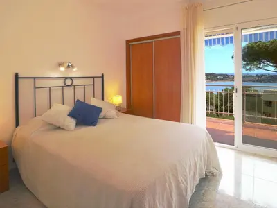 Cama o camas de una habitación en Apartamento con vista al mar, aire acondicionado y parking en S'Agaró - ES-298-34