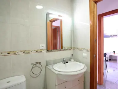 Un baño de Apartamento con vista al mar, aire acondicionado y parking en S'Agaró - ES-298-34