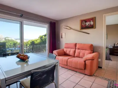 Zona de estar de Cómodo apartamento con piscina comunitaria en San Felíu de Guixols, cerca de la playa - ES-298-56