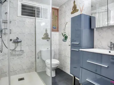 Un baño de Cómodo apartamento con piscina comunitaria en San Felíu de Guixols, cerca de la playa - ES-298-56
