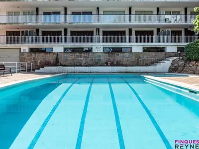 Piscina en o cerca de Cómodo apartamento con piscina comunitaria en San Felíu de Guixols, cerca de la playa - ES-298-56