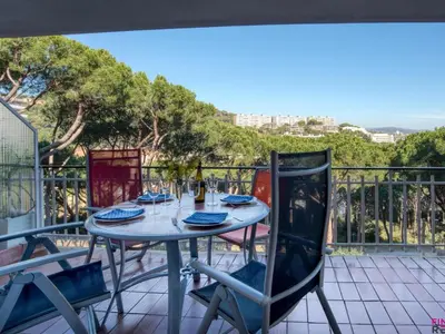 Un balcón o terraza de Cómodo apartamento con piscina comunitaria en San Felíu de Guixols, cerca de la playa - ES-298-56