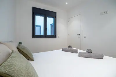 Cama o camas de una habitación en Modern Luxury Just Steps from the Sea