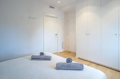 Cama o camas de una habitación en Modern Luxury Just Steps from the Sea