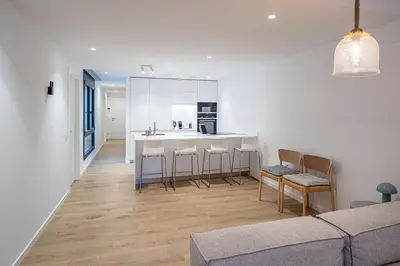 Una cocina o zona de cocina en Modern Luxury Just Steps from the Sea