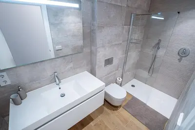 Un baño de Modern Luxury Just Steps from the Sea