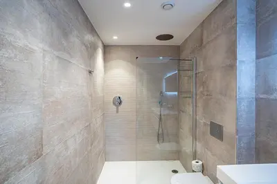 Un baño de Modern Luxury Just Steps from the Sea