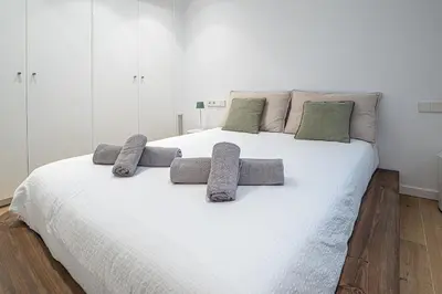 Cama o camas de una habitación en Modern Luxury Just Steps from the Sea