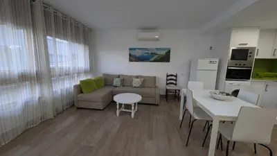 Una cocina o zona de cocina en Tropicana–30m de la Playa con Parking y A/C