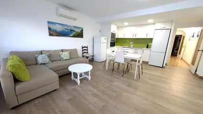Una cocina o zona de cocina en Tropicana–30m de la Playa con Parking y A/C
