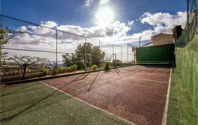 Instalaciones para jugar a tenis o squash en Pet Friendly Home In Santa Susanna o alrededores