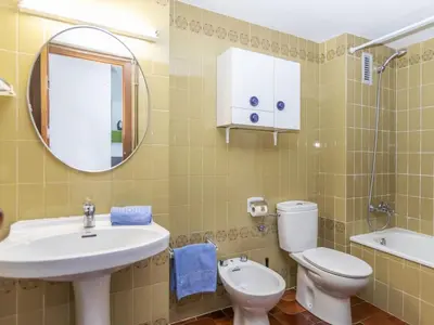 Un baño de Apartment Verd by Interhome