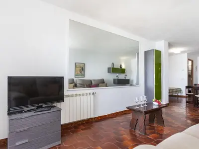 Una televisión o centro de entretenimiento en Apartment Verd by Interhome